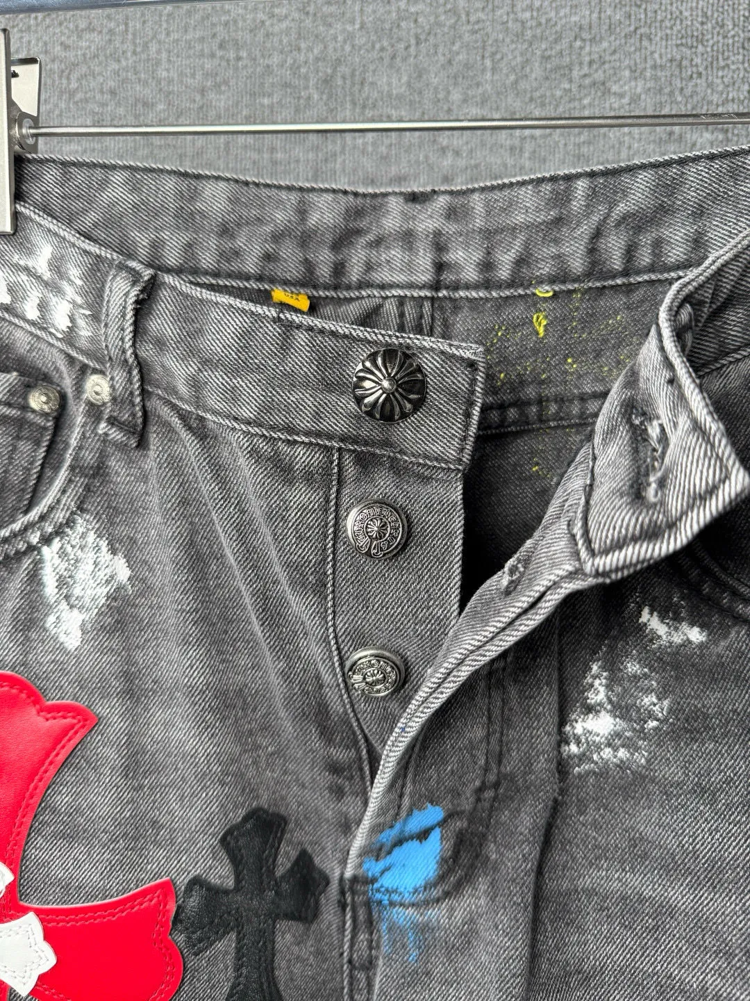 P280 💰 (Top version) GALLERY DEPT & Chrome hearts washed jeans with blue, yellow, black and white multi-color stitching, which truly restores the ultimate texture of Vintage. Three-dimensional version. Loose and comfortable, not picky about the figure. Makes taller and slimmer. Seiko factory. Original quality control. Same style for men and women. Can be matched with couples. Versatile recommendation. Must-have jeans for all seasons. Fashionistas have been disappointed. From the quality selection of fabrics, the tailoring of details, and the matching of patterns, they are all impeccable! The upper body is so handsome when worn...it can be easily worn by men, women and children! The craftsmanship is made of heavy-duty washed pure cotton denim fabric. After washing, it is soft and thick. It is very stylish when worn on the body. Color: black Size: 28-30-32-34-36 (corresponding to S-M-L-XL-XXL)